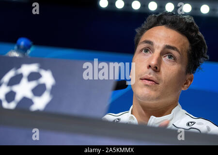 Madrid, Spain. 21st Oct, 2019. Soccer: Champions League, Atletico Madrid - Bayer Leverkusen, Group stage, Group D, Matchday 3, Bayer Leverkusen press conference at Wanda Metropolitano stadium. Leverkusen's Julian Baumgartlinger sits on the podium. Credit: Marius Becker/dpa/Alamy Live News Stock Photo