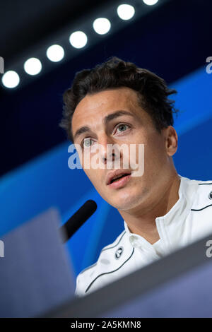 Madrid, Spain. 21st Oct, 2019. Soccer: Champions League, Atletico Madrid - Bayer Leverkusen, Group stage, Group D, Matchday 3, Bayer Leverkusen press conference at Wanda Metropolitano stadium. Leverkusen's Julian Baumgartlinger sits on the podium. Credit: Marius Becker/dpa/Alamy Live News Stock Photo