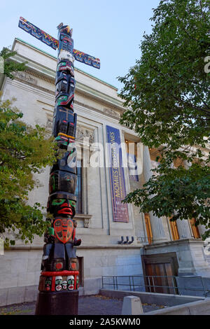 Kwakiutl Nation totem pole carved by First Nations artist Charles Joseph standing next to the Montreal Museum of Fine Arts, Montreal, Quebec, Canada Stock Photo