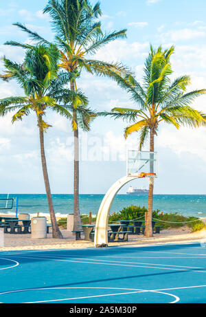 FORT LAUDERDALE, FLORIDA - September 20, 2019: men exercising in the public exercise equipment area and basketball courts of Fort lauderdale Beach Stock Photo