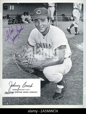 Vintage autographed black and white photo of Cincinnati Reds Hall of Fame baseball player Johnny Bench. Stock Photo