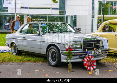 BADEN BADEN, GERMANY - JULY 2019: white ivory MERCEDES-BENZ W123 230CE coupe 1976 1986, oldtimer meeting in Kurpark. Stock Photo