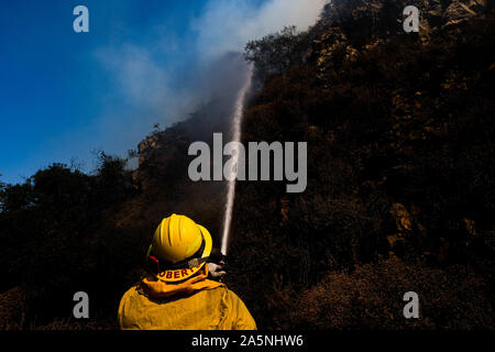 Pacific Palisades, California, USA. 21st Oct, 2019. A brush fire in Pacific Palisades starts home evacuations. Credit: ZUMA Press, Inc./Alamy Live News Stock Photo