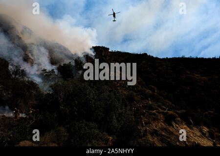 Pacific Palisades, California, USA. 21st Oct, 2019. A brush fire in Pacific Palisades starts home evacuations. Credit: ZUMA Press, Inc./Alamy Live News Stock Photo