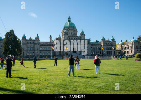 Victoria, British Columbia, Canada.  Tourists taking pictures at the Parliament building. Stock Photo
