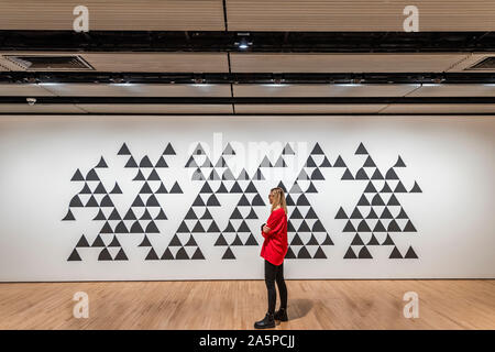 London, UK. 22nd Oct, 2019. Quiver 3 (Wall Painting)  , 2014  - A major retrospective exhibition at Hayward Gallery devoted to the work of celebrated British artist Bridget Riley (23 October 2019 – 26 January 2020). As one of the most distinguished and internationally renowned artists working today, Bridget Riley’s pioneering approach to painting involves the skilful balancing of form and colour, yielding a continuous but highly varied enquiry into the nature of abstraction and perception. Credit: Guy Bell/Alamy Live News Stock Photo