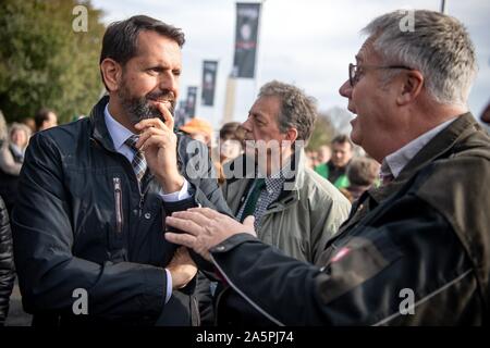 Hanover, Germany. 22nd Oct, 2019. Olaf Lies (SPD), Minister for the Environment, Energy, Building and Climate Protection, discusses with farmer Cord-Daniel Rühmkorf. The rally is part of a nationwide campaign by the farmers' initiative 'Land schafft Verbindung', which has been joined by tens of thousands of farmers in a very short space of time. They are protesting against the federal government's agricultural policy. Credit: Sina Schuldt/dpa/Alamy Live News Stock Photo