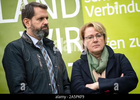 Hanover, Germany. 22nd Oct, 2019. Barbara Otte-Kinast (CDU, r), Minister for Food, Agriculture and Consumer Protection, and Olaf Lies (SPD), Minister for the Environment, Energy, Construction and Climate Protection, will be in the gallery at the rally. The rally is part of a nationwide campaign by the farmers' initiative 'Land schafft Verbindung', which has been joined by tens of thousands of farmers in a very short space of time. They are protesting against the federal government's agricultural policy. Credit: Sina Schuldt/dpa/Alamy Live News Stock Photo