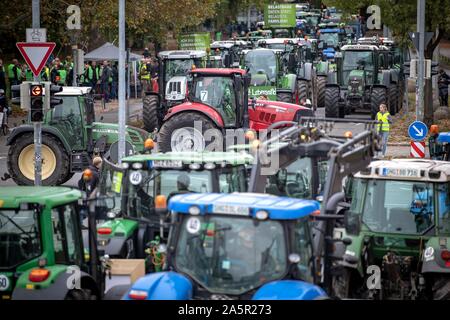 Hanover, Germany. 22nd Oct, 2019. Tractors drive through downtown. The rally is part of a nationwide campaign by the farmers' initiative 'Land schafft Verbindung', which has been joined by tens of thousands of farmers in a very short space of time. They are protesting against the federal government's agricultural policy. Credit: Sina Schuldt/dpa/Alamy Live News Stock Photo