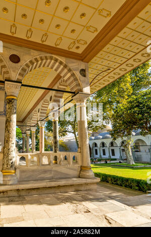 TOPKAPI PALACE TURKEY SECOND COURTYARD  THE AUDIENCE HALL COLUMNS ARCHES LOOKING TOWARDS THE DOMES OF THE CONQUERORS PAVILION OR IMPERIAL TREASURY Stock Photo