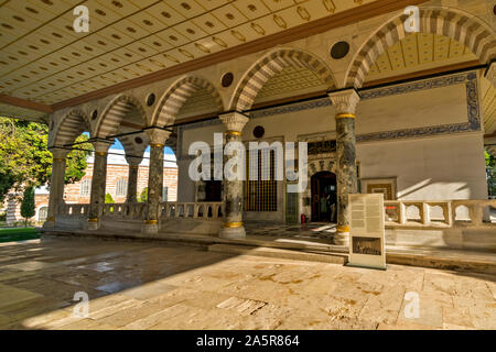 TOPKAPI PALACE TURKEY THE AUDIENCE HALL AND ENTRANCE IN THE SECOND COURTYARD Stock Photo