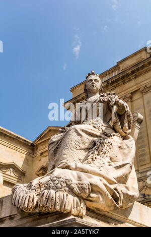 Statue of Queen Victoria, wearing a shawl of Maltese lace, in front of National Library of Malta, commonly known as the Bibliotheca, at Republic Squar Stock Photo