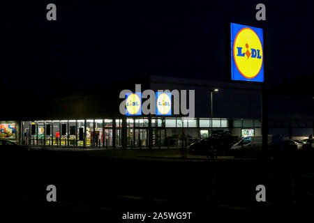 Continent ruw architect Illuminated Lidl sign at nightime outside the front of a Lidl supermarket  in Ireland at Port Road, Letterkenny Stock Photo - Alamy
