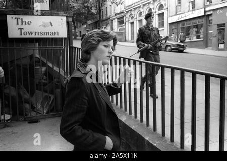 British soldiers The Troubles on patrol in Derry Northern Ireland Londonderry 1970s UK 1979 HOMER SYKES Stock Photo