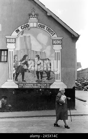 Derry Northern Ireland Londonderry. 1979. Protestant political wall mural In God Our Trust King Billy William of Orange. Shows The Landing of William III at Carrickfergus June 14 th 1690, 1970s UK HOMER SYKES