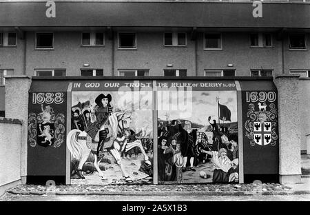 Derry Londonderry Northern Ireland The Troubles 1970s. Protestant wall painting mural In God Our Trust The  Relief of Derry 1689. Painted onto the side of a housing estate block of flats. 1979 UK HOMER SYKES