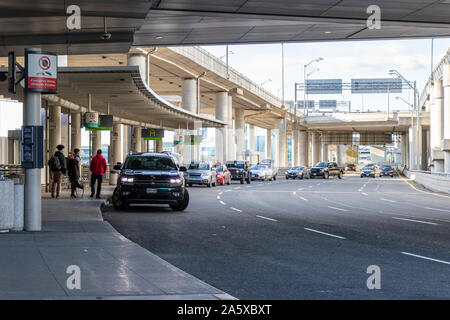 Busy passenger pick-up area at Toronto Pearson Intl. Airport, Terminal 1. Stock Photo