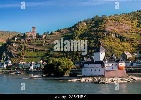 View of Pfalzgrafenstein Castle, known as the Pfalz, a famous toll castle on the Falkenau island and Gutenfels castle on the bank of the Rhine river, Stock Photo