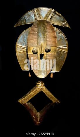 Figure from reliquaries ensemble. Don Attilio Pecile et Jacques Savorgnan de Brazza. Made from wood, copper and brass. From Gabon. Stock Photo