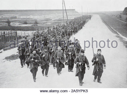 WW1 French infantrymen on the way to the trenches, vintage photograph from 1914 Stock Photo