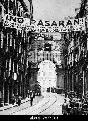 Spanish Civil War: republican banner above a Madrid street reads ' No Passaran! (They shall not pass). Below is stated: Madrid sera la tumba del fascismo (Madrid will be the tomb of fascism). 1937 Stock Photo