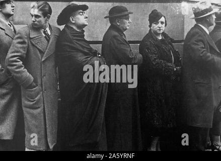 Voters line up to vote in Madrid, Spain during the 1936 election Stock Photo