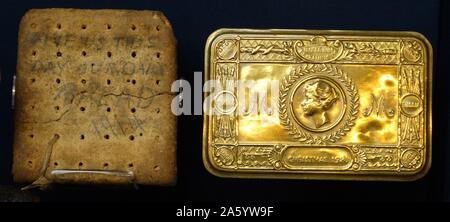 Army ration biscuit and dog tags of Sgt. E. Harper, Royal Warwickshire Regiment. Dated 1914 Stock Photo