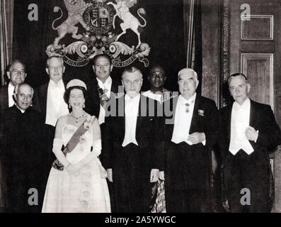 commonwealth leaders meet in London 1960. Left to right: Federation of Rhodesia and Nyasaland, Sir Roy Welensky; India, Jawaharlal Nehru; Harold MacMillan, United Kingdom; Queen Elizabeth II; Pakistan, Ayub Khan; Canada, John Diefenbaker; Ghana, Kwame Nkrumah; Australia, Robert Menzies; South Africa, Eric Louw (Minister of External Affairs). Stock Photo