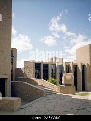 Yale University, Samuel F.B. Morse and Ezra Stiles Colleges, New Haven, Connecticut, 1958-62. Exterior designed by architect Eero Saarinen, 1910-1961 Stock Photo