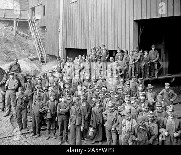 Photograph of Breaker Boys and Woodward Coal Breakers, Kingston, Pennsylvania. Dated 1906 Stock Photo