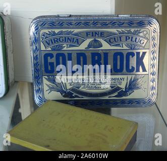 Tin of shredded tobacco for rolling hand made cigarettes; English 1915-1925 Stock Photo