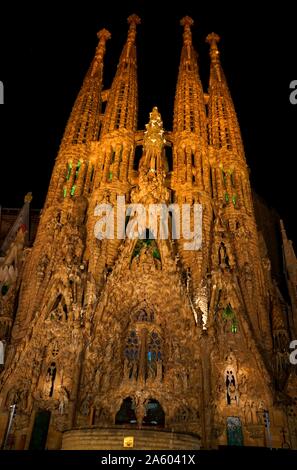 View of the exterior of the Basílica i Temple Expiatori de la Sagrada Família at night, a Roman Catholic church in Barcelona, designed by Spanish architect Antoni Gaudí (1852–1926). Dated 21st Century Stock Photo