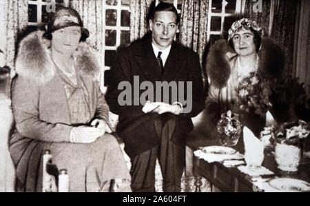 Photograph of Frederick Arthur George (1895-1952) and Lady Elizabeth (1900-2002) accepting The Little House at Royal Lodge on behalf of their oldest daughter, Princess Elizabeth (1926-). Dated 20th Century Stock Photo