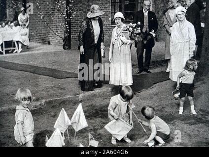 Photograph of Lady Elizabeth (1900-2002) visiting the West Ham Central Mission, known as Child Haven. Dated 20th Century Stock Photo