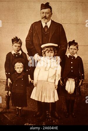 Photograph of King Edward VIII (1894-1972) with his grandchildren: Prince Albert Frederick Arthur George (1895-1952), Prince Henry, Duke of Gloucester (1900-1974), Mary, Princess Royal and Countess of Harewood (1897-1965) and Prince George, Duke of Kent (1902-1942). Dated 20th Century Stock Photo