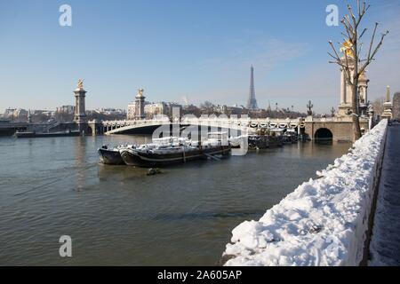 France, Ile de France region, Paris 8th arrondissement, Cours la Reine, Port de la Concorde, docked barges, Paris flood, snow, Stock Photo