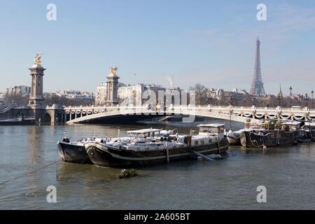 France, Ile de France region, Paris 8th arrondissement, Cours la Reine, Port de la Concorde, docked barges, Paris flood, snow, Stock Photo