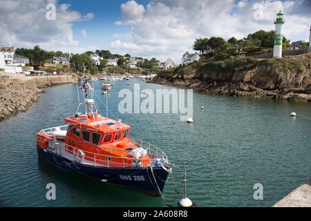 France, Brittany, Finistère sud, Clohars Carnoët, ria and harbour of Doëlan, boats, SNSM rescue launch, speedboat, Phare de Doëlan aval, Stock Photo