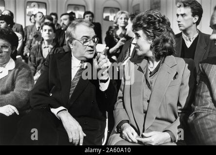 French socialist statesman Pierre Mauroy and Edith Cresson, French stateswoman, on the set of the political television programme 'L'Heure de Vérité', devoted to Michel Rocard. December 3, 1986 Stock Photo