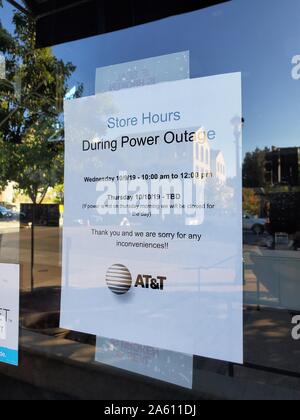 Printed sign on door of business indicating that business was closed due to loss of power during a Pacific Gas and Electric (PGE) Public Safety Power Shutoff affecting much of the San Francisco Bay Area, Lafayette, California, October 10, 2019. () Stock Photo