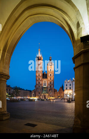 Exterior of Saint Mary's Basilica (Bazylika Mariacka) in Market Square (Rynek Glowny) at night, UNESCO, Krakow, Malopolskie, Poland, Europe