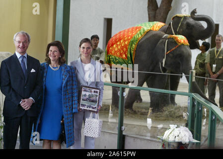 Kolmården, Sweden 20040502Kolmården zoo arranged Animal Aid in favor of the endangered animals and in 2004 it is the elephant that is in focus. On Sunday, a reception ceremony was held by the Thai elephants with, among others, King Carl XVI Gustaf, Queen Silvia and Crown Princess Victoria. Photo Jeppe Gustafsson Stock Photo