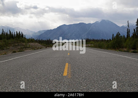 Highway with a view of the Saint Elias Mountain Range in Kluane National Park and Reserve, Yukon Territory, Canada, North America Stock Photo