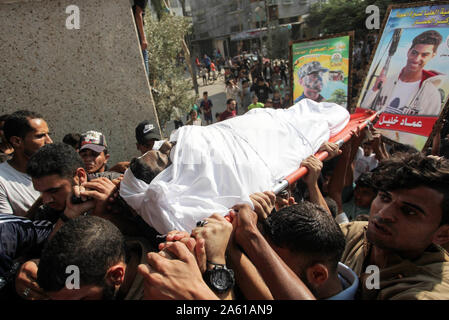 Nuseirat, Gaza Strip, Palestinian Territory. 23rd Oct, 2019. Mourners carry the body of Palestinian Emad Shaheen, 18, during his funeral after his body was released by Israel, in Nuseirat in the central Gaza Strip on October 23, 2019 Credit: Mahmoud Ajjour/APA Images/ZUMA Wire/Alamy Live News Stock Photo