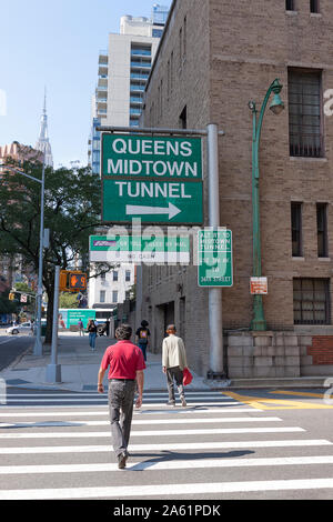 Queens Midtown Tunnel alternate route entrance sign off East 34th street in midtown Manhattan. Stock Photo