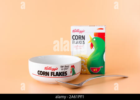 Kellogg's Corn Flakes single portion 30g box of cereal with spoon & Cornflakes bowl. United Kingdom Stock Photo