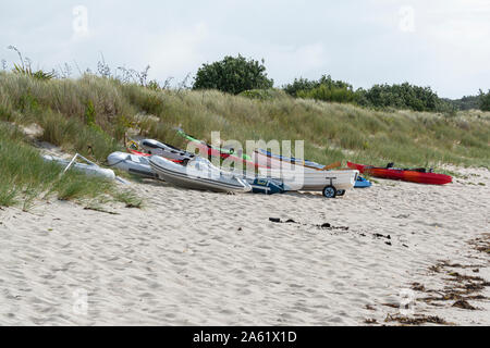 Kayaks and small boats by the sand dues of Par beach, St Martin's, Isles of Scilly Stock Photo