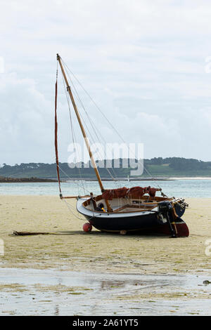 A sailing boat on St Martin's Flats on the Isles of Scilly Stock Photo