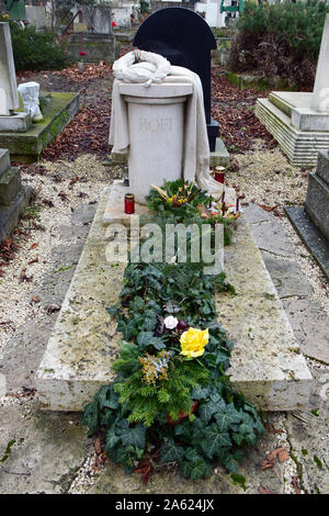 Hollywood Actor Finds Grandfather's Grave in Hungary