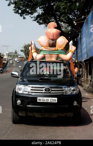 Mumbai, Maharashtra, India, Southeast Asia : Idol of Lord Ganesh; Ganpati Festival immersion / visarjan Transported by car in Mumbai. Stock Photo